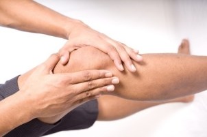 knee_pain_man_holding1